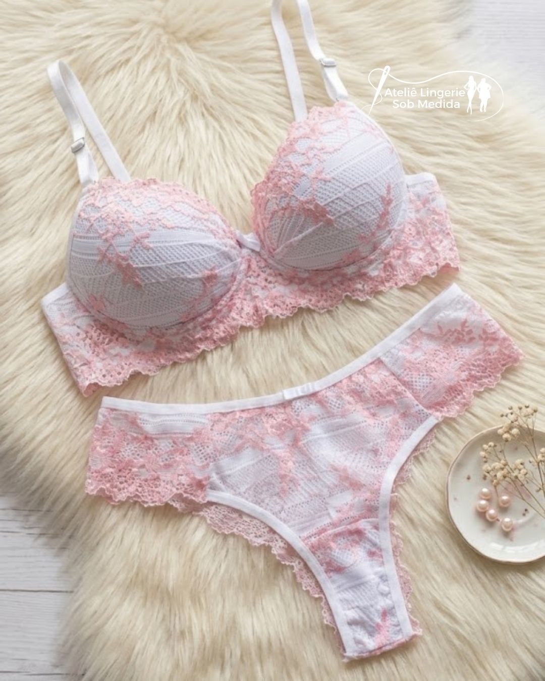 conjunto de lingerie branca rendada com rosa delicado